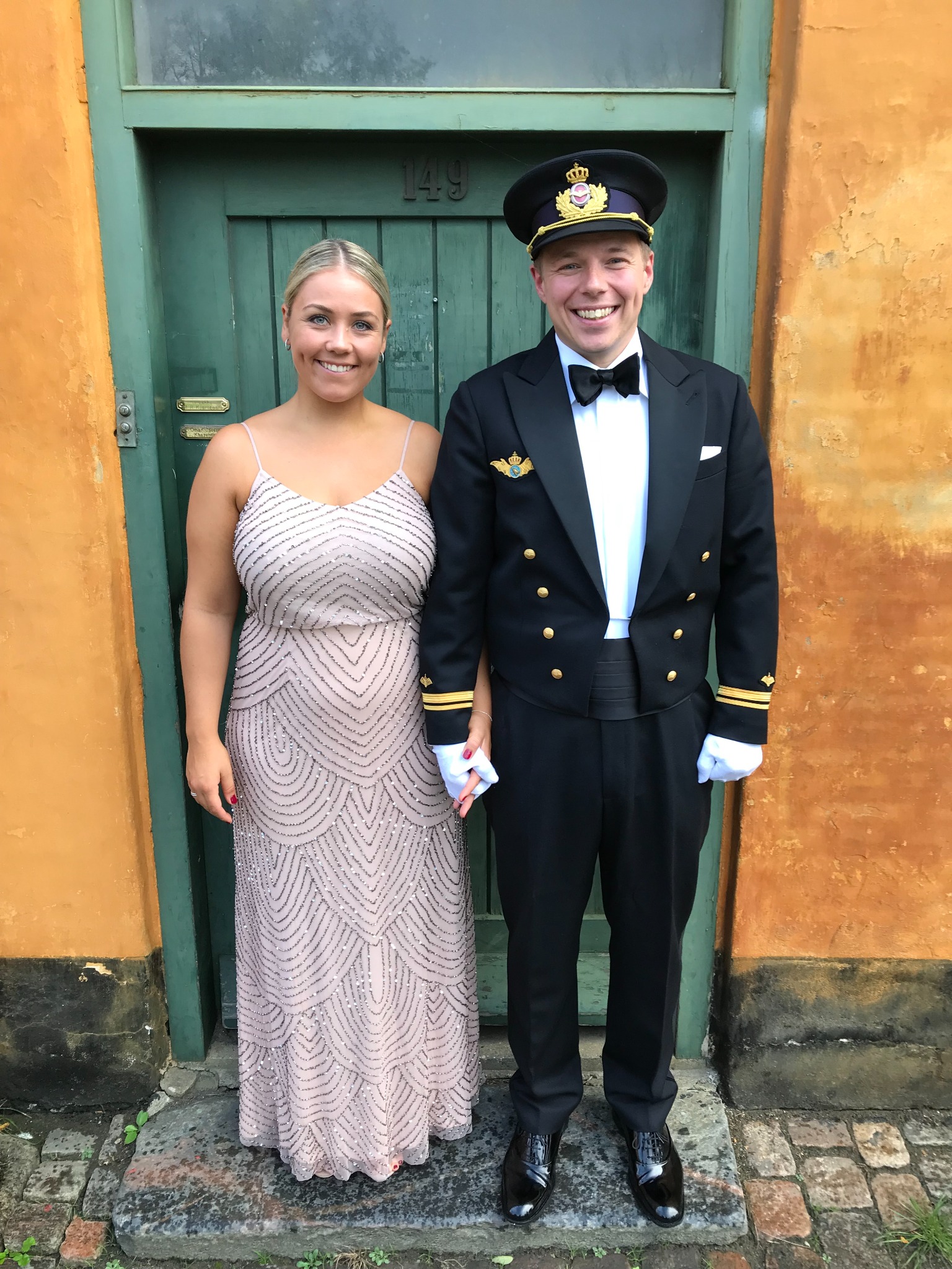 Michelle og Nikolaj foran en grøn dør